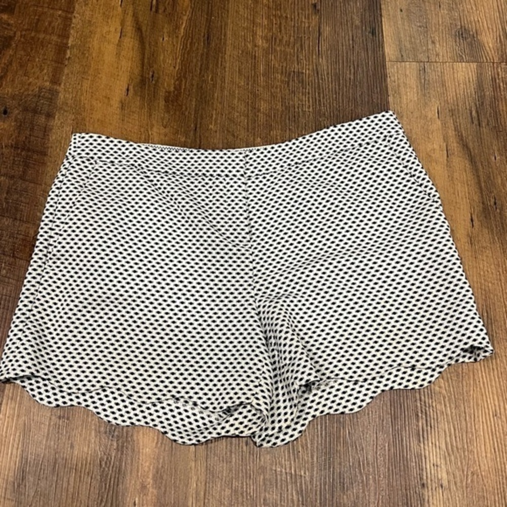 St. Tropez West‎ scalloped hem shorts womens size 10 black and white summer